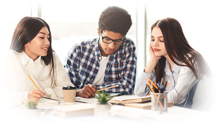 Schuelerinen-beim-lernen-mobile